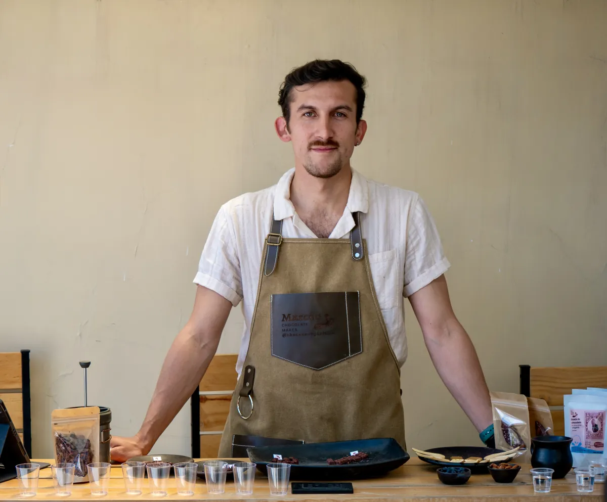 Marcos, chocolate maker de The Cacao Spirit, frente a una mesa de cata