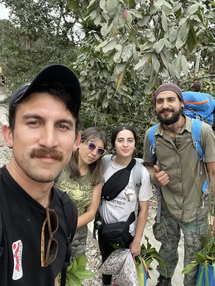 El equipo de The Cacao Spirit junto a árboles de cacao durante una salida de campo
